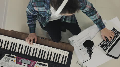 Junger-Männlicher-Musiker,-Der-Zu-Hause-Elektrische-Tastatur-Singt-Und-Spielt