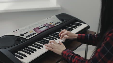 Hände,-Die-Elektrisches-Keyboard-Spielen,-Nahaufnahme-1