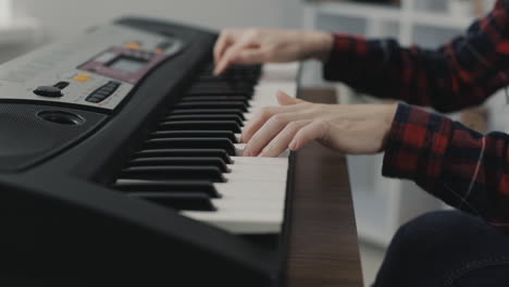 Pianistenhände-Spielen-Elektrische-Tastatur-Aus-Nächster-Nähe