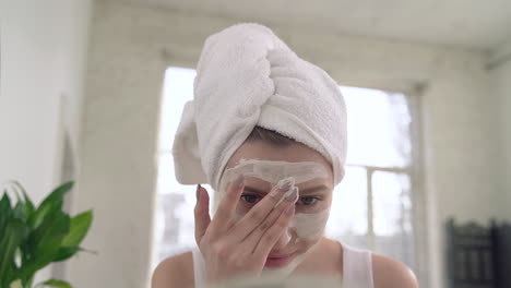 Frau,-Die-Gesichtsmaske-Zur-Hautpflege-Anwendet