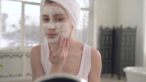 Frau,-Die-Gesichtsmaske-Zur-Hautpflege-Anwendet
