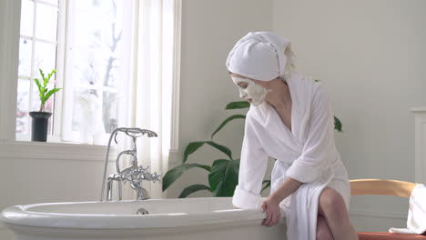 Frau-Mit-Gesichtsmaske-Bereitet-Sich-Auf-Ein-Entspannendes-Bad-Vor