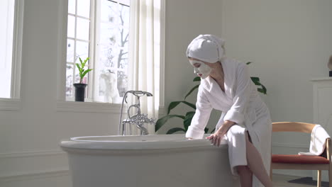 Frau-Mit-Gesichtsmaske,-Die-Sich-Auf-Ein-Entspannendes-Bad-Vorbereitet