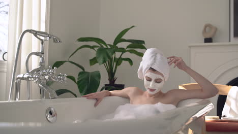Frau-Mit-Gesichtsmaske,-Die-Ein-Entspannendes-Bad-Nimmt