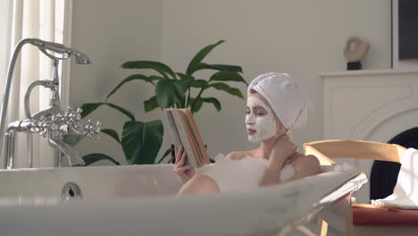Frau-Mit-Gesichtsmaske,-Die-Ein-Entspannendes-Bad-Nimmt-Und-Liest