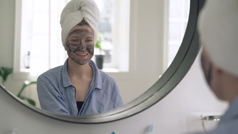 Frau-Mit-Gesichtsmaske,-Die-Zum-Spiegel-Schaut