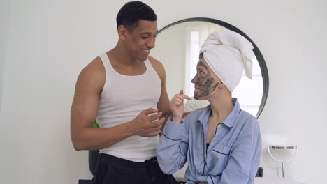 Frau-Mit-Gesichtsmaske-Und-Hübscher-Schwarzer-Mann