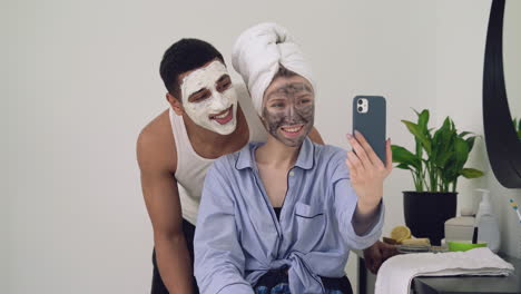Pareja-Interracial-Con-Máscara-Facial-Tomándose-Un-Selfie