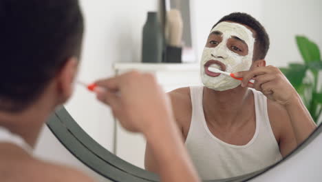 Schöner-Schwarzer-Mann-Mit-Gesichtsmaske-Putzt-Sich-Die-Zähne