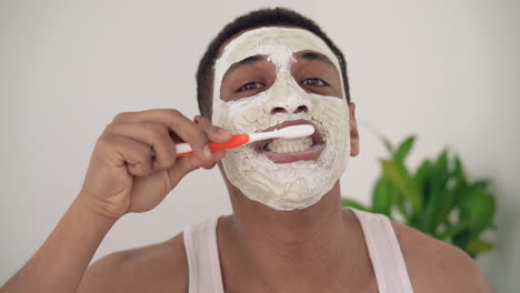 Hübscher-Schwarzer-Mann-Mit-Gesichtsmaske-Putzt-Sich-Die-Zähne-2