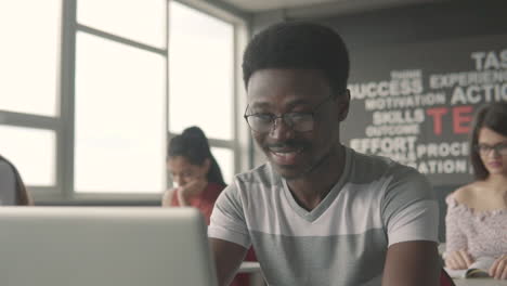 Schwarzer-Studentenjunge,-Der-Auf-Einem-Laptop-Tippt