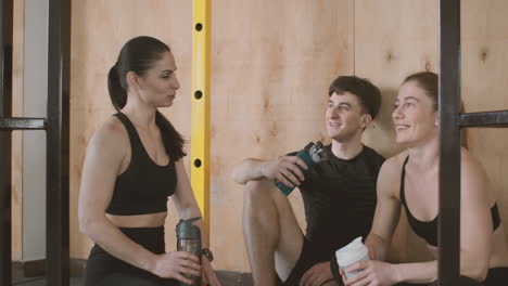 Athletic-Teammates-Relax-And-Chat-After-The-Crossfit-Class