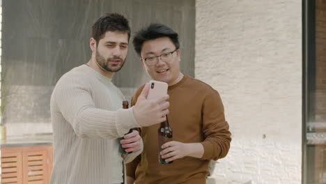 Ein-Junger-Mann-Und-Sein-Freund-Machen-Ein-Selfie,-Während-Sie-Bier-Trinken
