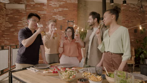Eine-Multiethnische-Gruppe-Von-Freunden,-Die-Bei-Einer-Dinnerparty-Mit-Ihren-Gläsern-Anstoßen-1