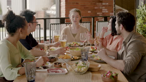 Junge-Frau-Erzählt-Ihrer-Multikulturellen-Gruppe-Von-Freunden-Auf-Einer-Dinnerparty-Eine-Geschichte