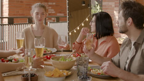 Junge-Frau-Erzählt-Ihrer-Gruppe-Von-Freunden-Bei-Einer-Dinnerparty-Eine-Geschichte
