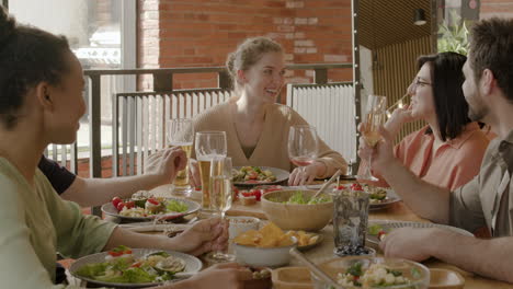 Junge-Frau,-Die-Sich-Mit-Ihrer-Multikulturellen-Gruppe-Von-Freunden-Bei-Einer-Dinnerparty-Amüsiert