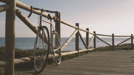 Bicicleta-Estacionada-En-El-Paseo-Marítimo-Cerca-De-La-Playa