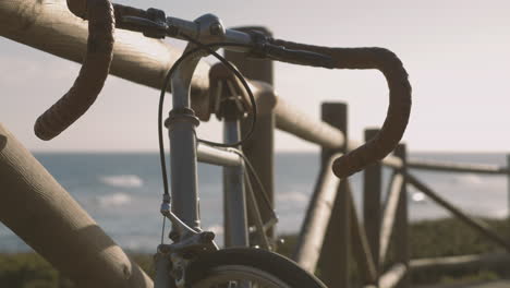 Bicicleta-Estacionada-En-El-Paseo-Marítimo-Cerca-De-La-Playa-1