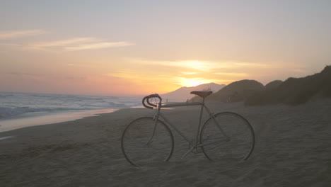 Bicicleta-Estacionada-En-La-Playa,-Hermoso-Paisaje-De-Puesta-De-Sol