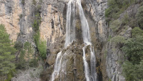 Luftaufnahme-Des-Wasserfalls-Mitten-In-Der-Schlucht
