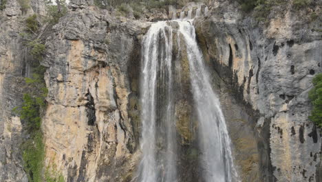 Luftaufnahme-Des-Wasserfalls-Mitten-Im-Berg