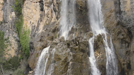 Luftaufnahme-Des-Wasserfalls-Mitten-Im-Berg-2