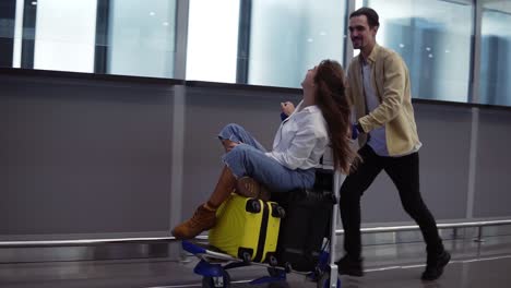 Funny-Couple-In-Airport