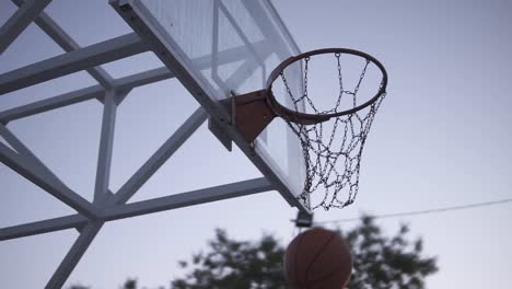 Junge-Basketballspielerin,-Die-Morgens-Auf-Dem-örtlichen-Platz-Spielt