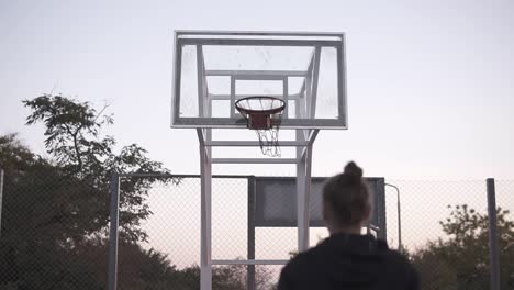 Stedicam-Aufnahmen-Von-Der-Rückseite-Des-Jungen-Mädchens-Machen-Einen-Schuss-Zum-Basketballnetz