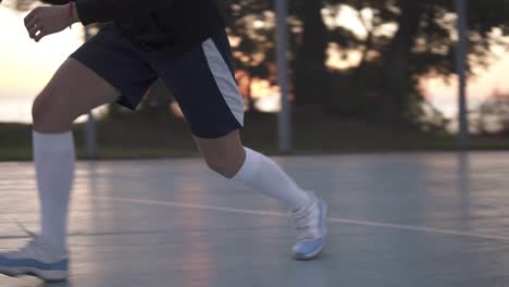 Nahaufnahmen-Eines-Jungen-Basketballspielers,-Der-Auf-Dem-örtlichen-Platz-Trainiert-Und-Im-Freien-Trainiert