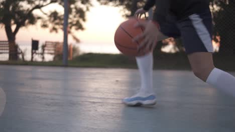 Nahaufnahmen-Eines-Jungen-Basketballspielers,-Der-Auf-Dem-örtlichen-Platz-Trainiert-Und-Im-Freien-Trainiert-1