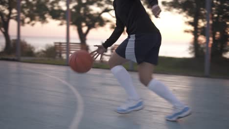 Nahaufnahmen-Eines-Jungen-Basketballspielers,-Der-Auf-Dem-örtlichen-Platz-Trainiert-Und-Im-Freien-Trainiert-2