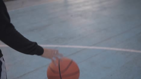 Weibliches-Basketballspielertraining,-Das-Basketball-Spielt