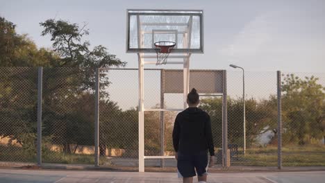 Joven-Jugadora-De-Baloncesto-Ejerciendo-Y-Practicando-Habilidades-De-Manejo-De-Pelota-En-La-Cancha