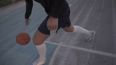 Jugadora-De-Baloncesto-Femenina-A-La-Luz-De-La-Mañana-En-Una-Cancha-Profesional-Corriendo-Con-Pelota