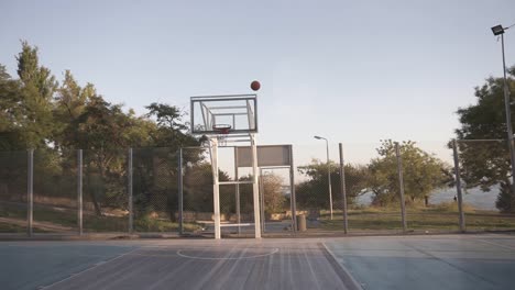 Escena-De-Una-Jugadora-De-Baloncesto-Practicando-Lanzar-La-Pelota-Al-Aro-En-La-Cancha-De-Baloncesto-Local-Al-Aire-Libre