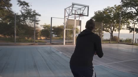 Seltene-Ansicht-Eines-Langstreckenwurfs-Einer-Jungen-Basketballspielerin,-Die-Auf-Dem-örtlichen-Basketballplatz-Im-Freien-Trainiert