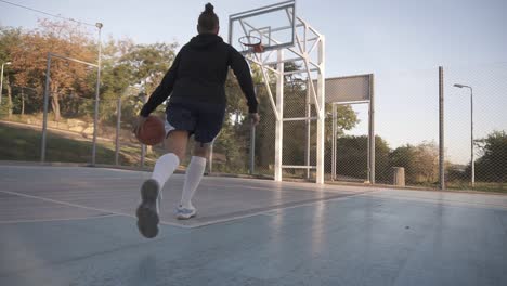 Seltene-Ansicht-Eines-Jungen-Basketballspielers,-Der-Auf-Dem-örtlichen-Platz-Im-Freien-Trainiert-Und-Trainiert