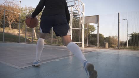 Seltene-Ansicht-Eines-Jungen-Basketballspielers,-Der-Draußen-Auf-Dem-örtlichen-Platz-Trainiert-Und-Trainiert-1