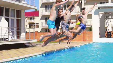 Aufgeregte-Gruppe-Junger-Attraktiver-Menschen-In-Badeanzügen,-Die-An-Einem-Sommertag-Ins-Schwimmbad-Springen