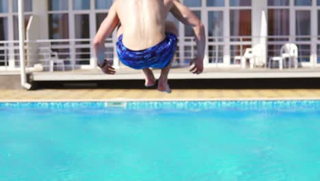 Rückansicht-Des-Jungen-Athletischen-Mannes-In-Badeshorts,-Der-Läuft-Und-Zum-Schwimmbad-Springt