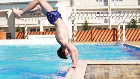 Junger-Athletischer-Mann-In-Badeshorts-Läuft-Und-Springt-Zum-Schwimmbad,-Das-Auf-Seinen-Händen-Steht