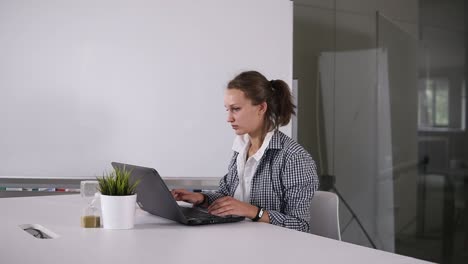 Girl-With-Ponytail-Use-Laptop-In-Modern-Loft-Studio-1