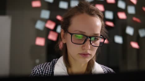 Junge-Frau-Mit-Brille,-Die-An-Einem-Laptop-Im-Büro-Arbeitet