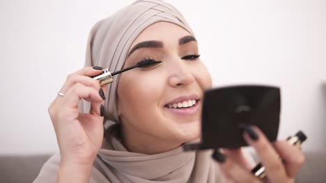 Sonriente,-Atractiva-Mujer-Musulmana-Maquillándose-Profesionalmente