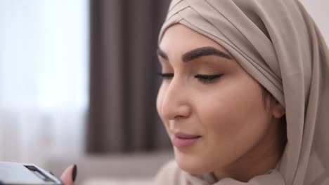Muslimische-Frau,-Die-Professionell-Make-up-Macht