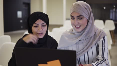 Hübsche-Muslimische-Geschäftsfrauen-Im-Hijab-Am-Büroarbeitsplatz-Oder-Im-Konferenzsaal