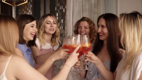 Seis-Hermosas-Mujeres-Con-Estilo-En-Elegante-Atuendo-Casual-Celebrando-Y-Bebiendo-Cócteles-De-Alcohol