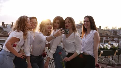 Cerca-De-Una-Seductora-Mujer-Joven-Tomando-Selfie-Al-Aire-Libre-En-Una-Terraza